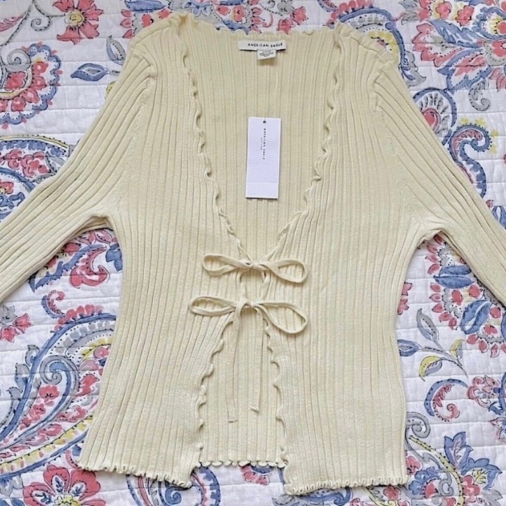 AEO America Eagle Tie Front Ruffle Cream
Cardigan